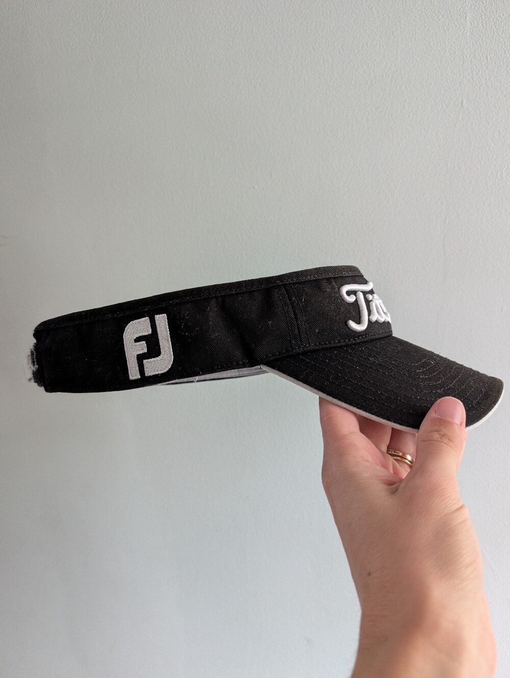 Titleist Footjoy Black Visor with White Embroidered Logo and Trim Golf Tennis - Picture 2 of 8